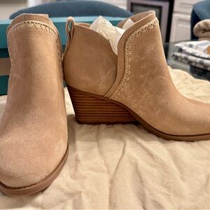 NWT- TOMS  Kaia Tan Suede Ankle Booties- Oatmeal Suede
